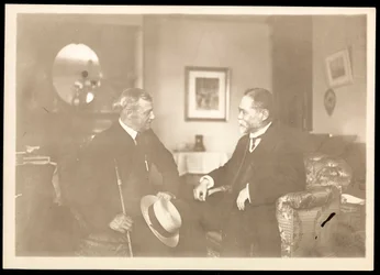 Vice-admiraal Robley Dunglison Evans zittend met een andere man, 1906
